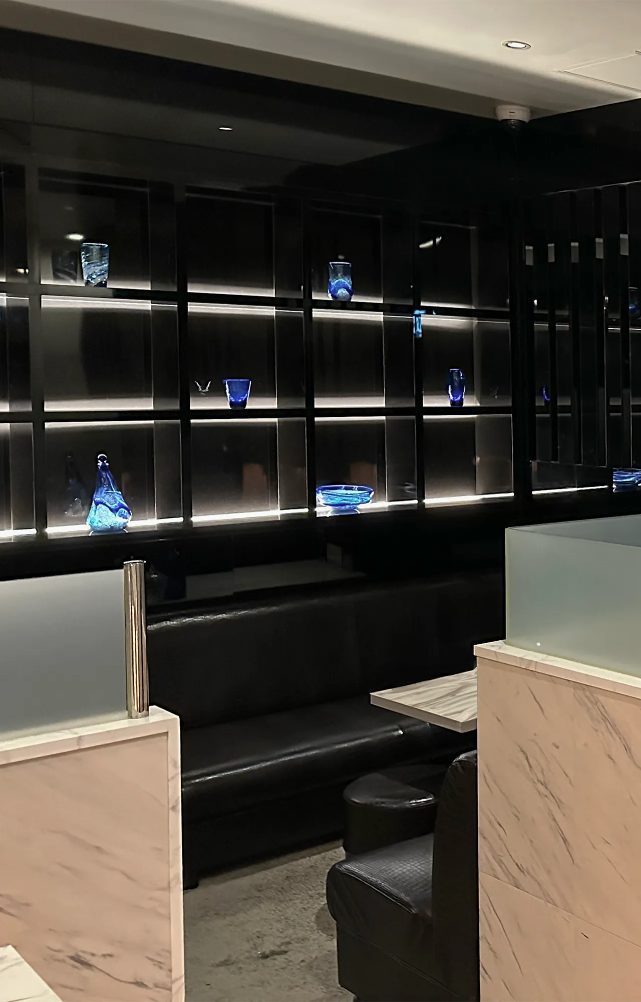 ボトル棚と客席を備えたTHE CHEVAL KUMAMOTOの店内